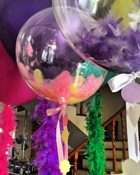Прозрачные сферы Bubble с разноцветными  перьями